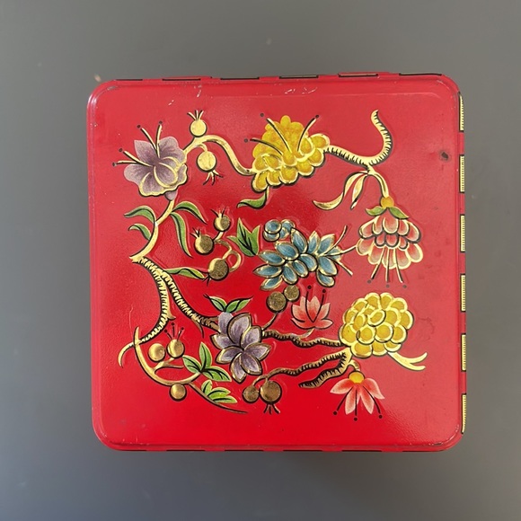 Vintage Square Red Asian Tin Made in England - Picture 7 of 12